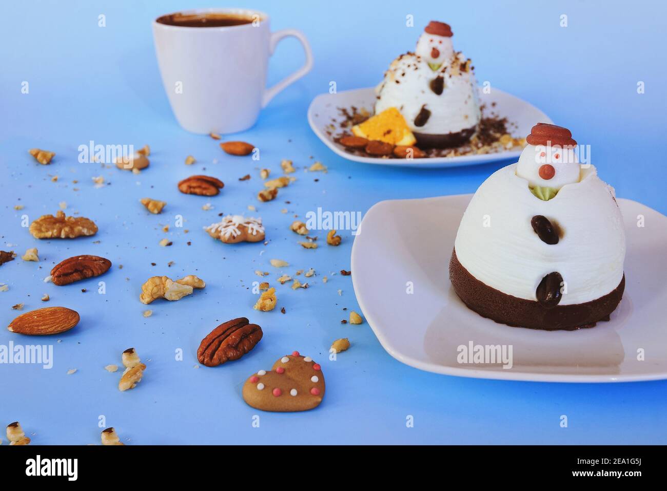 Fondo helado en forma de dos muñecos de nieve comestibles en platos blancos  de cerca. Vista superior. Idea creativa para postres festivos de Navidad y  Año Nuevo Fotografía de stock - Alamy
