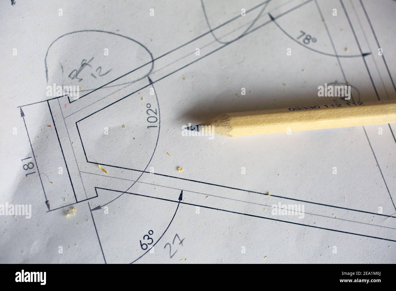 Dibujo técnico de bicicleta sobre papel blanco con lápiz Fotografía de  stock - Alamy
