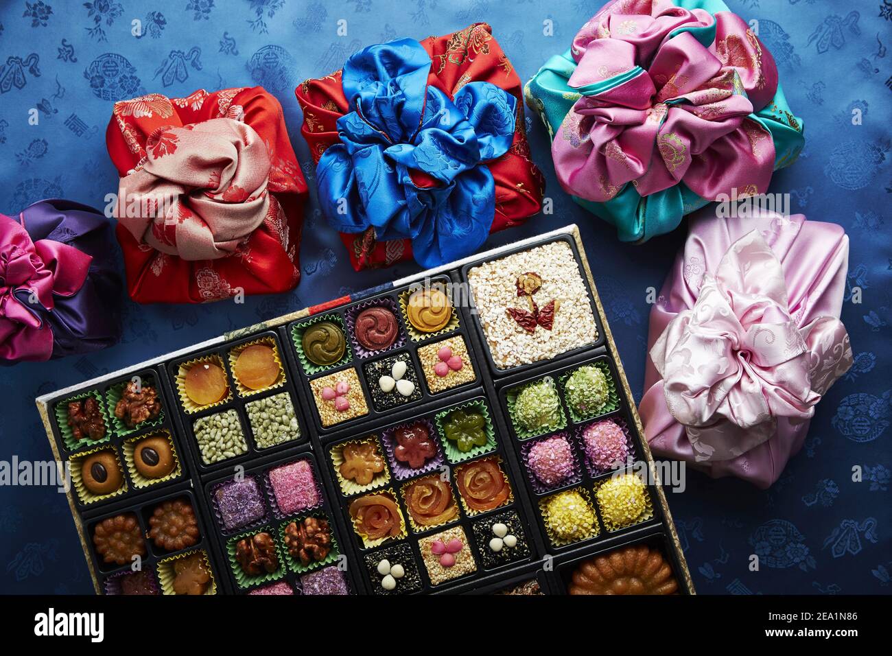 Una vista superior de una caja llena de dulces coreanos, rodeado de  coloridos regalos envueltos Fotografía de stock - Alamy