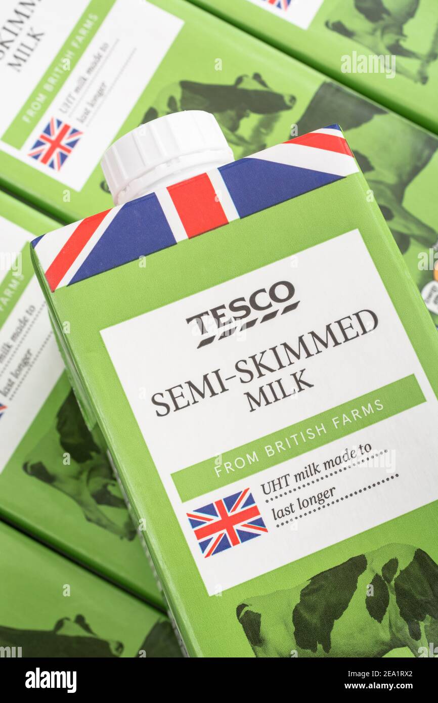 Primer plano de cartón de papel de Tesco de larga duración UHT leche