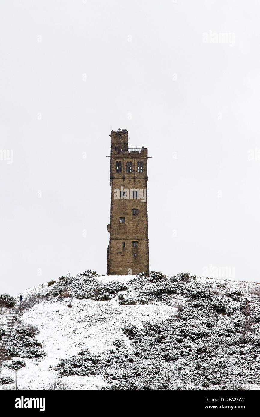 Huddersfield, Yorkshire, Reino Unido, 07 de febrero de 2021. Victoria Tower, Huddersfield (conocido localmente como Castle Hill) después de la ligera caída de nieve durante la noche. Richard Asquith/Alamy Live News. Foto de stock