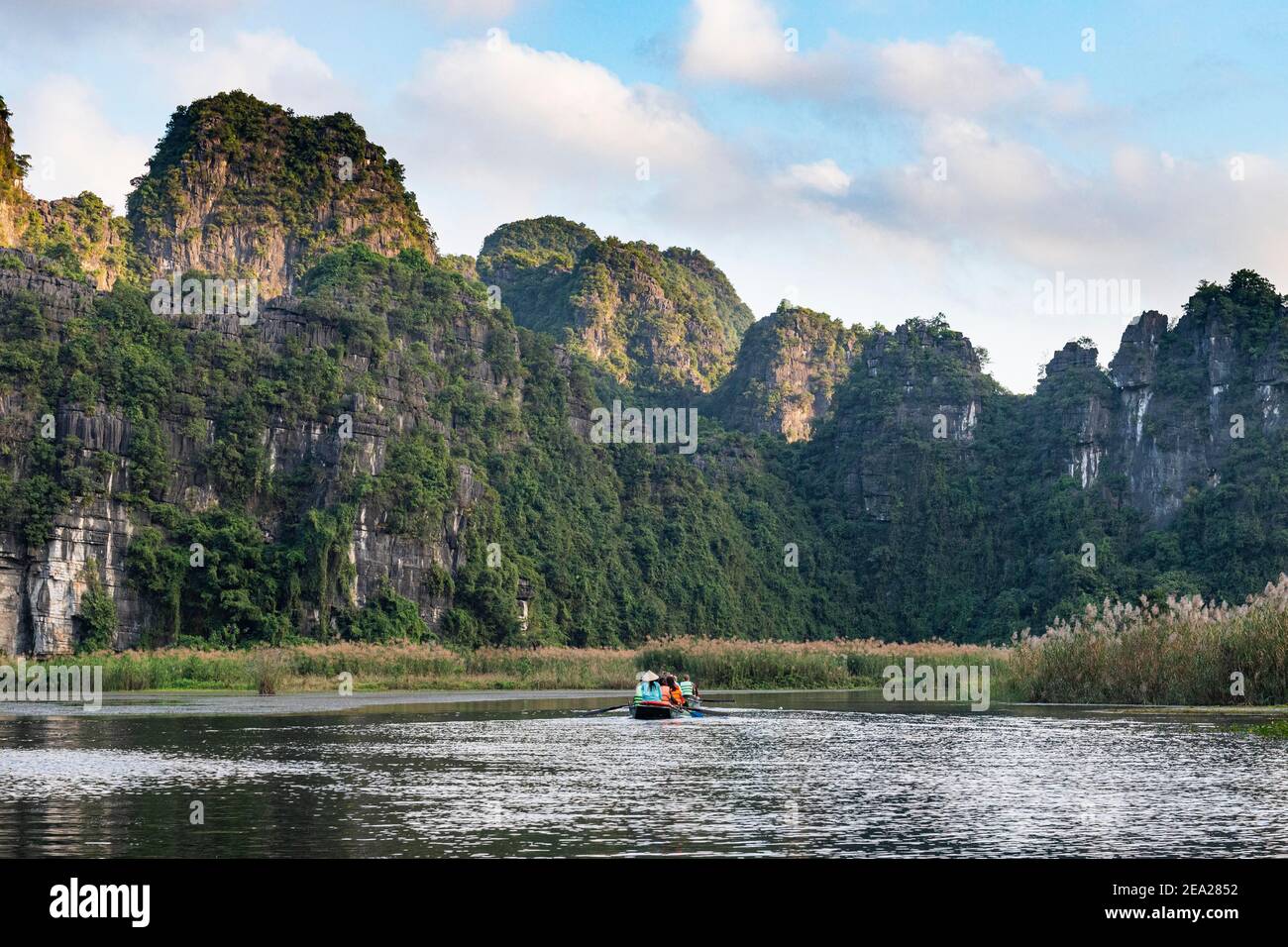 Paseos en bote, Limestone mountains, Trang An Scenic Landscape Complex, patrimonio natural mundial de la UNESCO, Vietnam Foto de stock