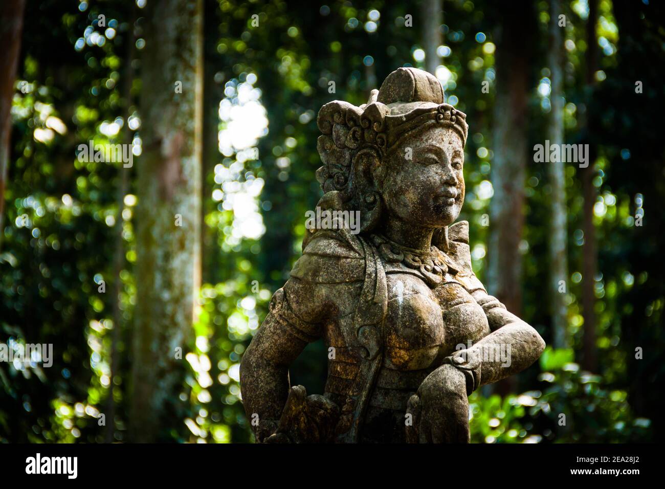 Un primer plano de una estatua de la diosa hindú en el Sangeh Monkey Bosque en Bali Foto de stock