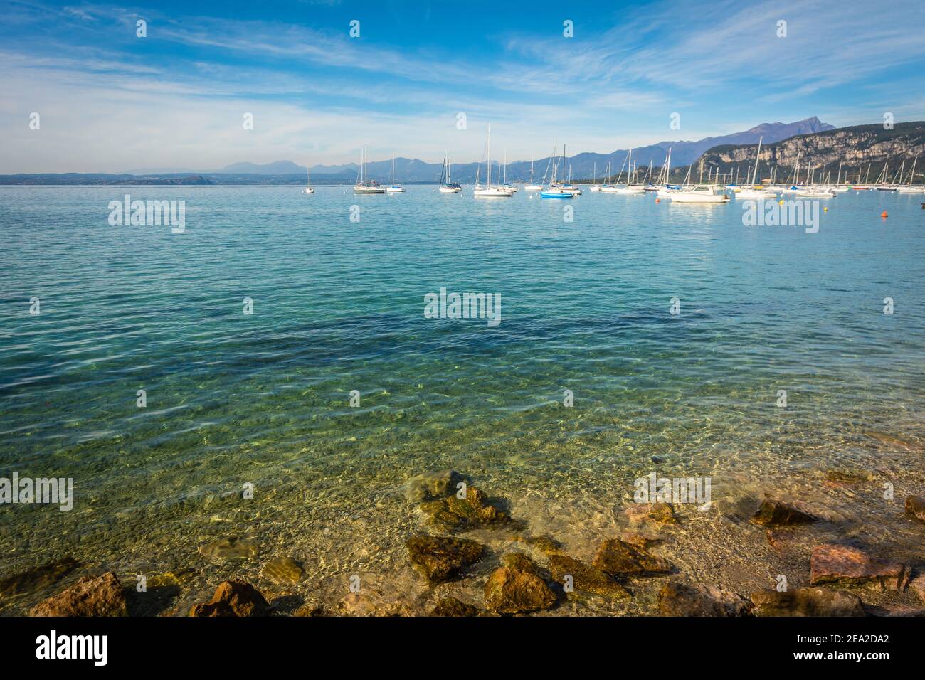 Bardolino en el lago de Garda en el norte de Italia - Verona provincia, Italia - 29 de octubre de 2020 Foto de stock