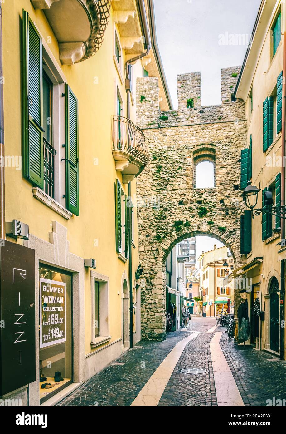 Bardolino en el lago Garda. Calle de la famosa y pintoresca aldea. La ciudad es un popular destino vacacional. Bardolino, provincia de Verona, Italia Foto de stock