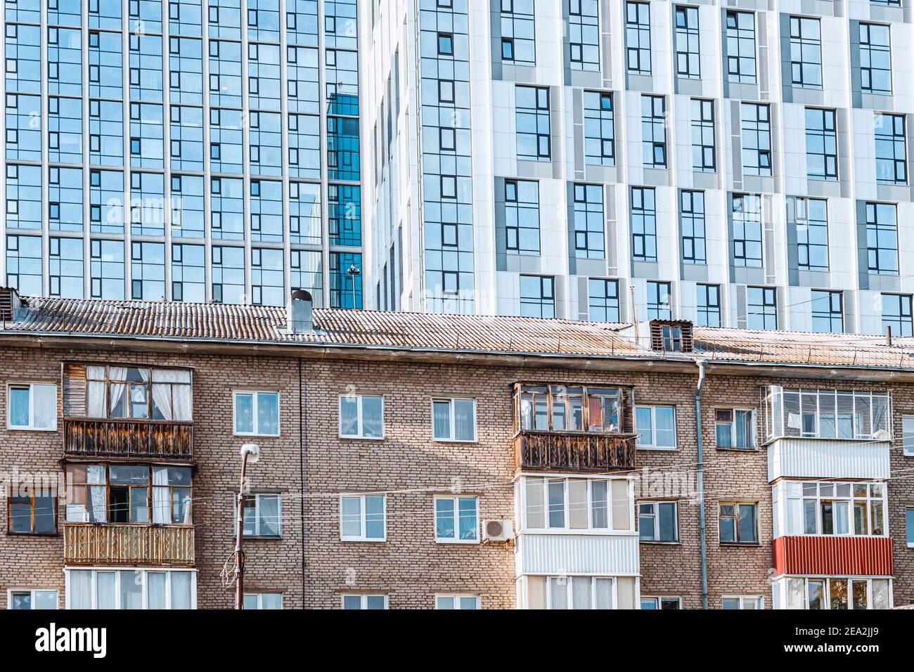 Edificios residenciales antiguos y nuevos como ejemplo de lo social estratificación entre ricos y pobres Foto de stock