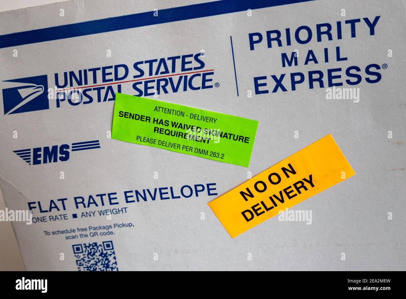 Primer plano de sobre de correo prioritario USPS con apilador de entrega Nonn. EE.UU Foto de stock