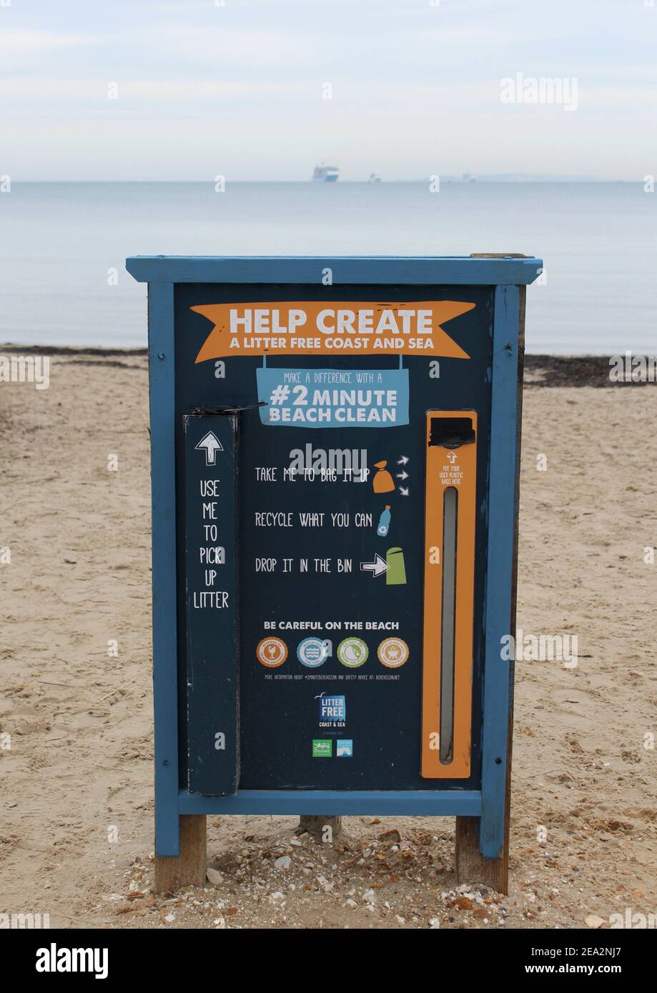 Firme el tablero fuera del café de Knoll Beach promoviendo un ambiente libre de basura. Buques de crucero anclados debido a restricciones de bloqueo anclado en el fondo. Foto de stock