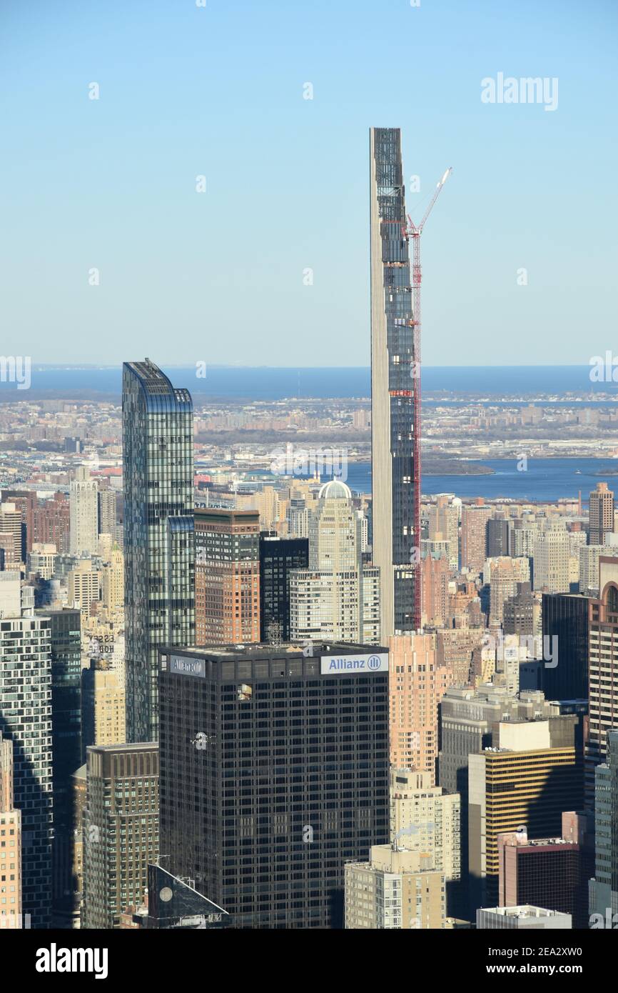 Billionaire's Row, Midtown Manhattan - que se eleva sobre Central Park los rascacielos residenciales superaltos ultra lujosos para los ricos del mundo Foto de stock