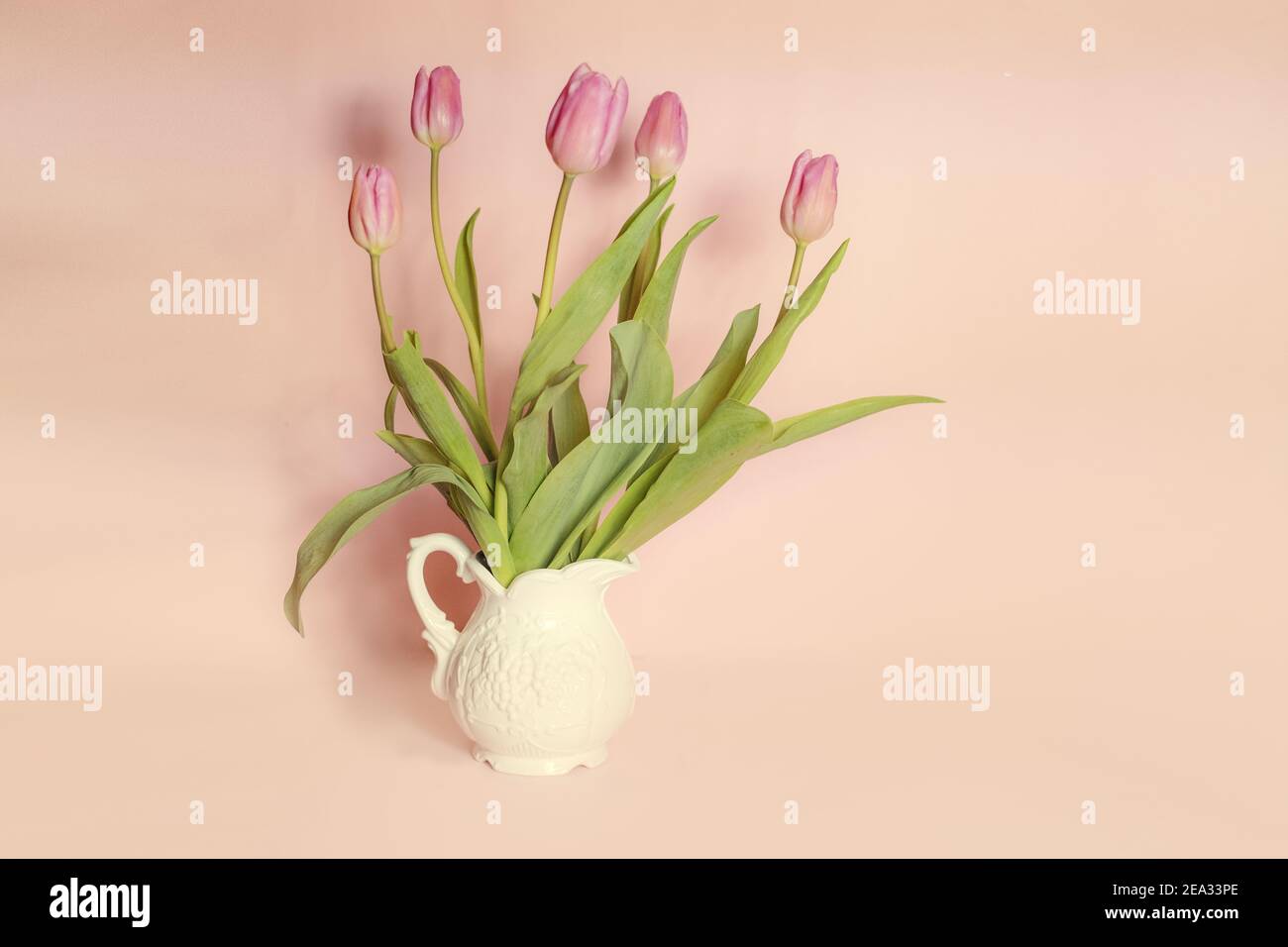 ramo de tulipanes sobre fondo pastel Foto de stock