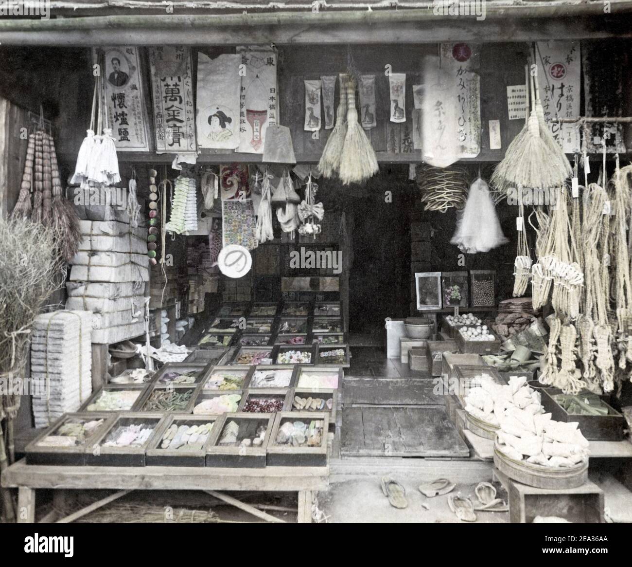 Fotografía de finales del siglo 19 - Tienda de artículos secos, Japón , c.1880's. Foto de stock