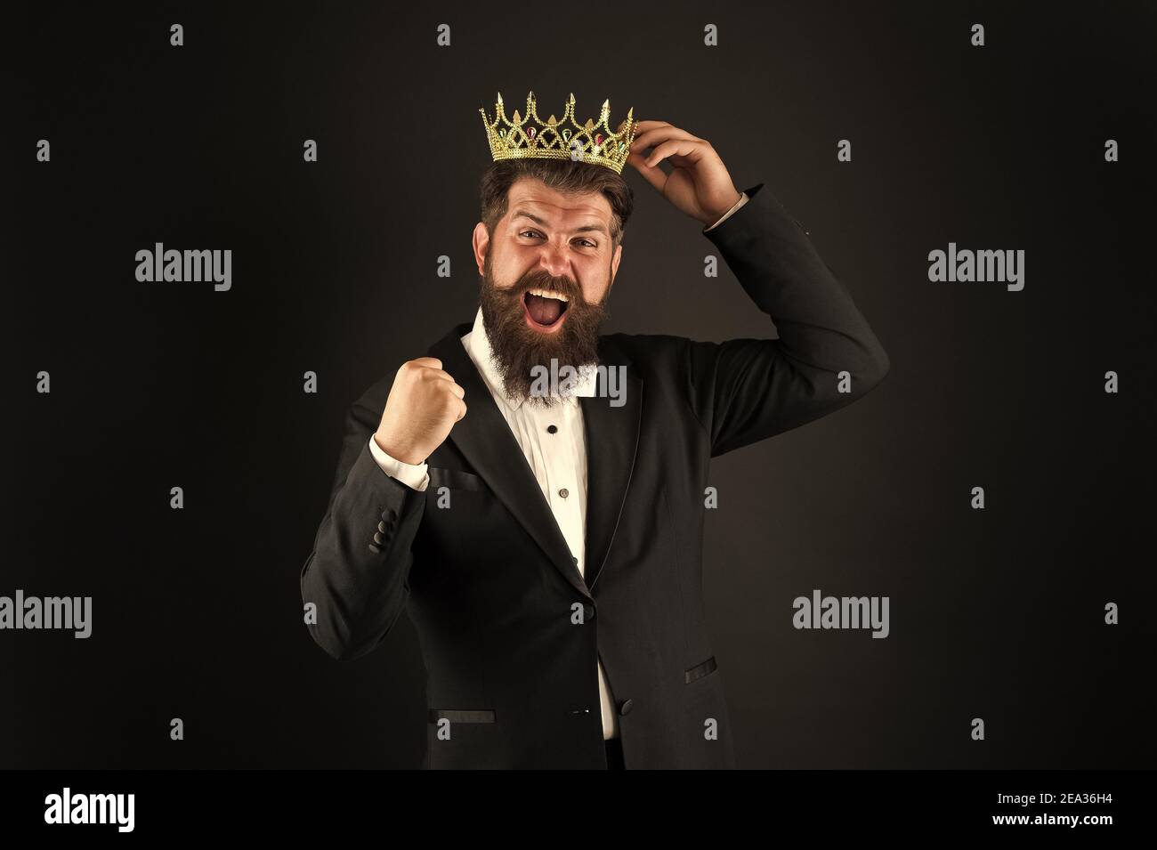 Concepto ganador. El deber real sugiere. Guapo rey. El hombre representa el poder y el triunfo. Rey de negocios. Hombre de negocios lleva corona. Éxito en los negocios. Lograr la victoria y el éxito. Real y de lujo. Foto de stock