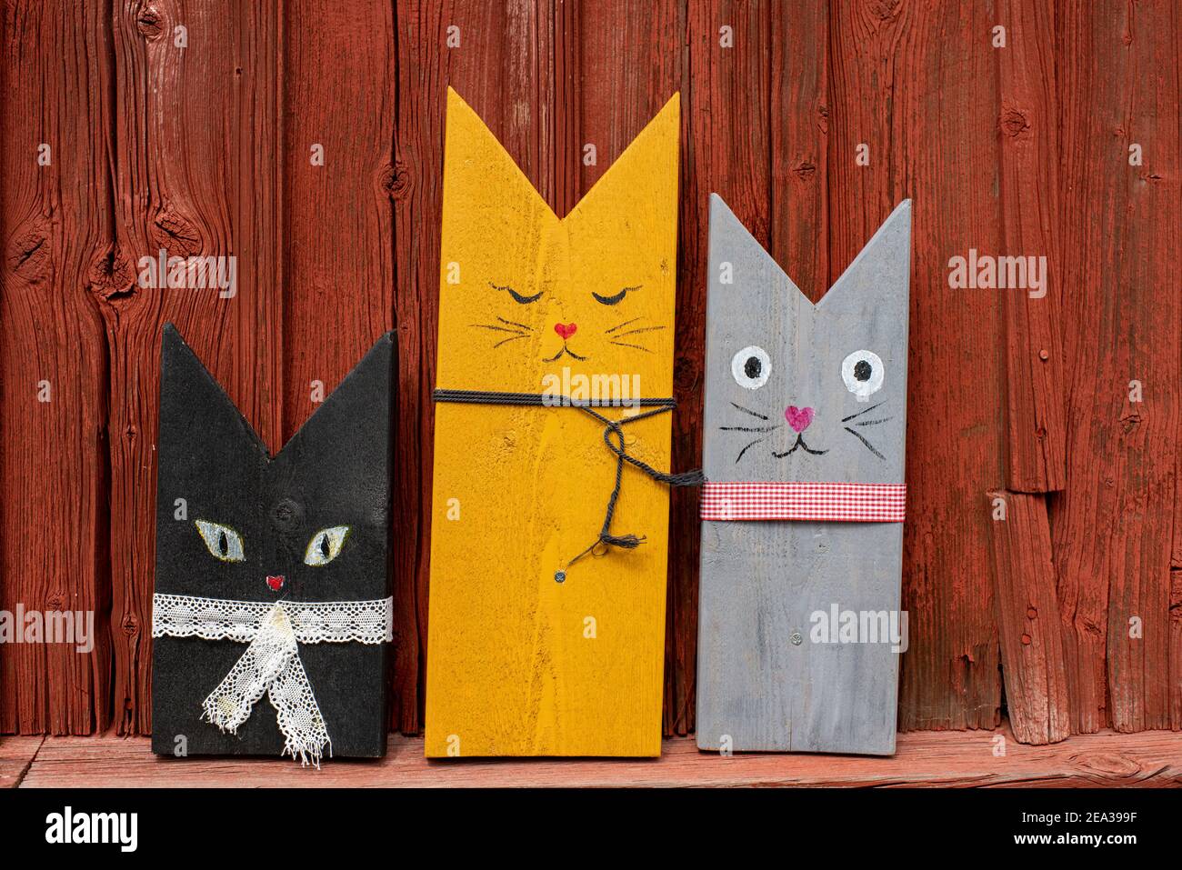 Artsy fondo de decoración de gatos de madera figuras por la pared de  granero rojo. Concepto de tarjeta de colores o textura de diseño de  cumpleaños Fotografía de stock - Alamy