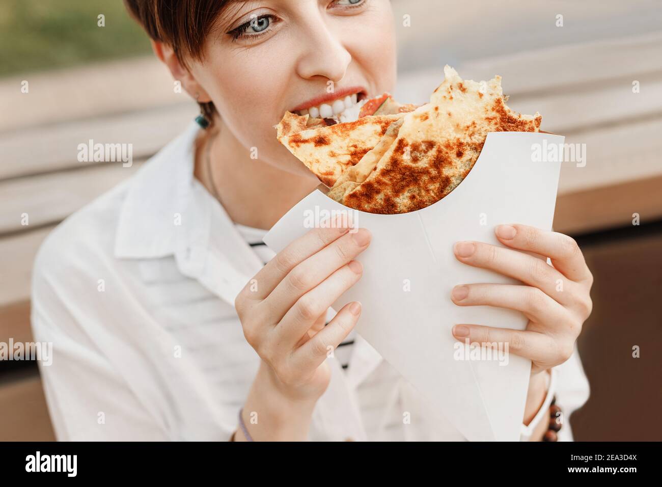 Feliz Mujer Come Un Delicioso Postre Nacional Frances Crepes Panqueques Una Dieta Vegetariana Y Carbohidratos Rapidos Fotografia De Stock Alamy