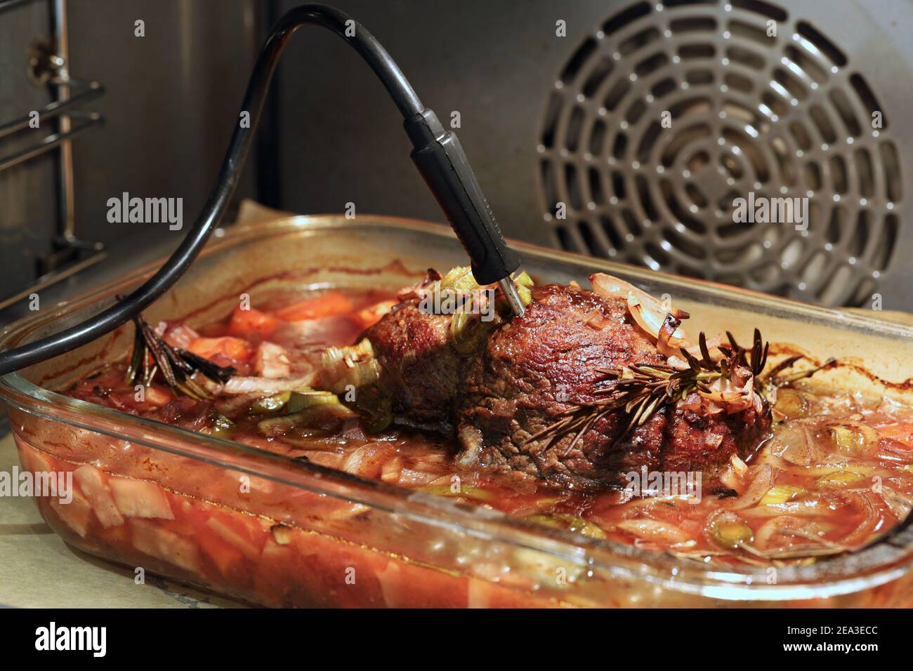 Primer plano de deliciosa carne asada con rosaria y verduras en el horno  con termómetro Fotografía de stock - Alamy