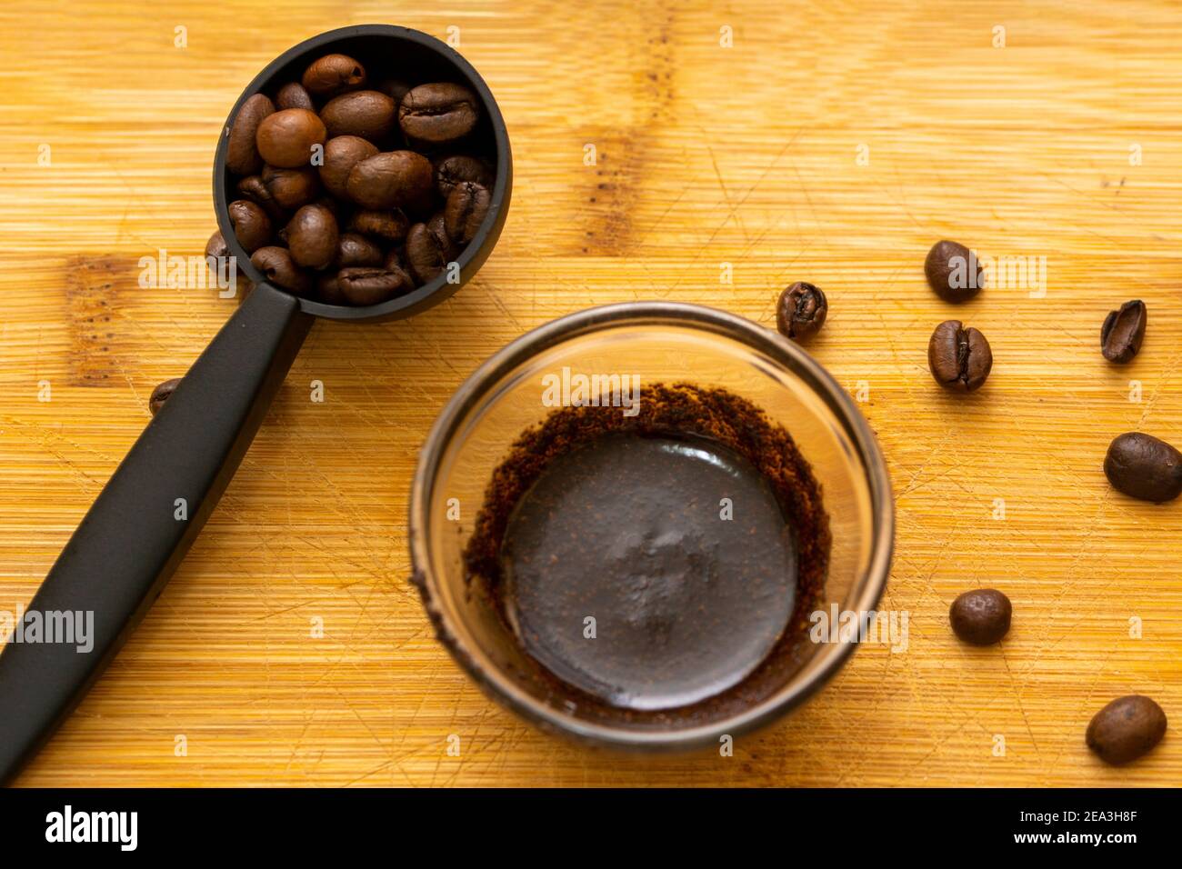 Tratamiento casero del café para los círculos oscuros y ojos cansados con  aceite de coco Fotografía de stock - Alamy