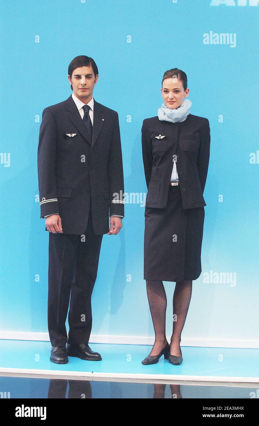 Presentación del nuevo uniforme de Air France diseñado por Christian  Lacroix durante un espectáculo celebrado en el Palacio de Tokio en París,  Francia, el 1 de abril de 2005. Foto de Giancarlo