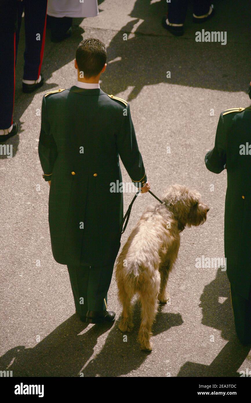 El Príncipe Rainier III del perro de Mónaco Odin sigue la procesión fúnebre  que sale del Palacio Grimaldi en camino a un servicio funerario que se  celebrará en la Catedral de San