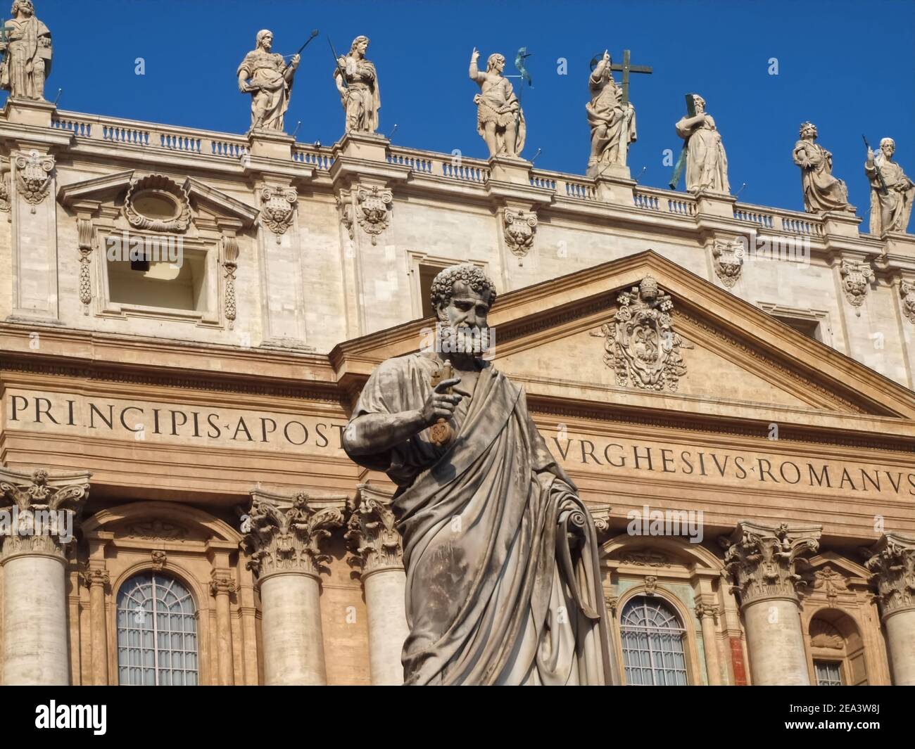 Escultura con la plaza de San Pedro y la basílica de San Pedro en Roma en Italia con el cielo azul Foto de stock