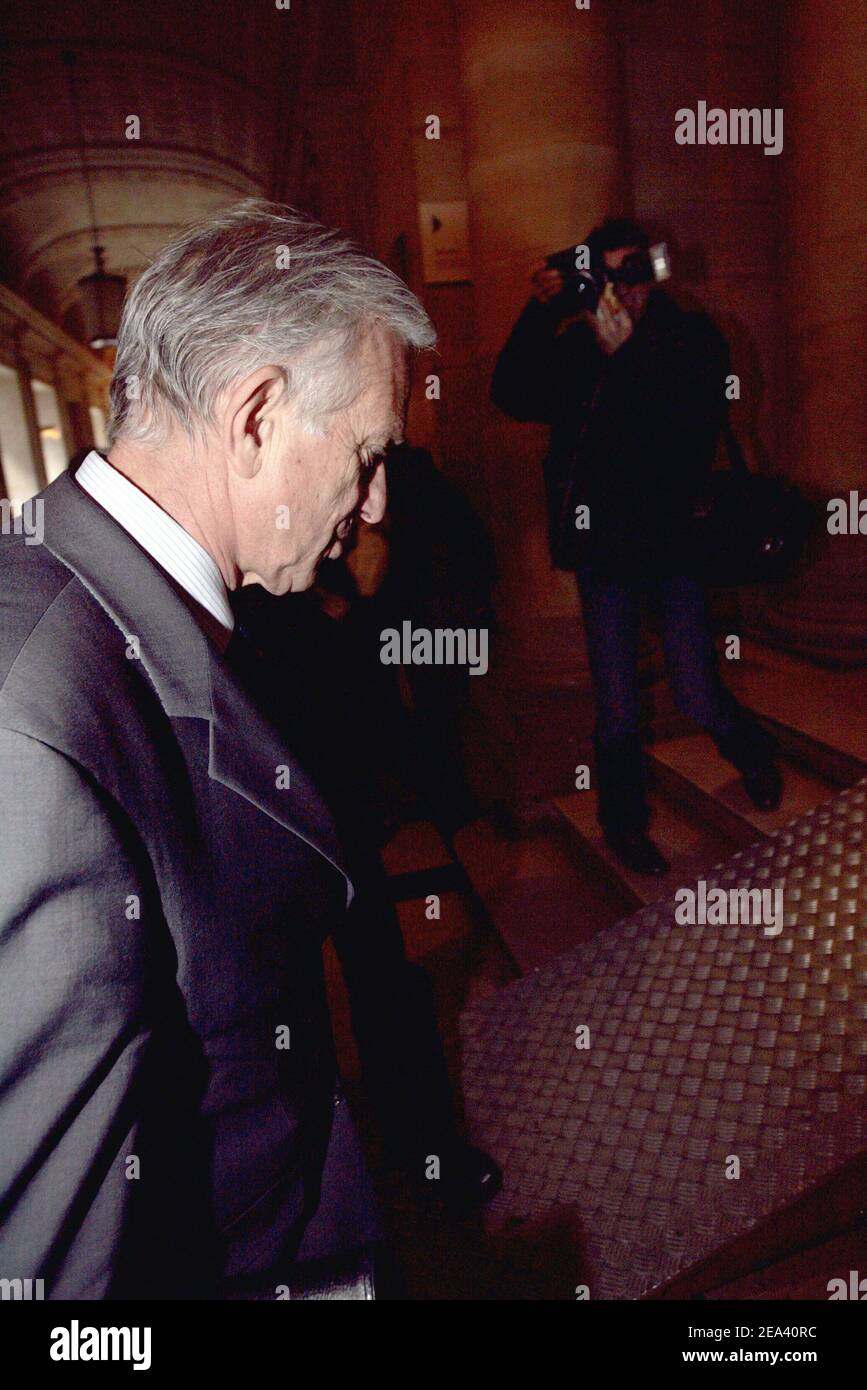 Michel Roussin, el ex-hombre de derecha de Jacques Chirac en el Ayuntamiento de París, llega a un tribunal de París, el lunes 9 de mayo de 2005. Roussin se enfrenta a la corte junto con 46 demandados, en un juicio de financiamiento del partido. Foto de Mousse/ABACA. Foto de stock