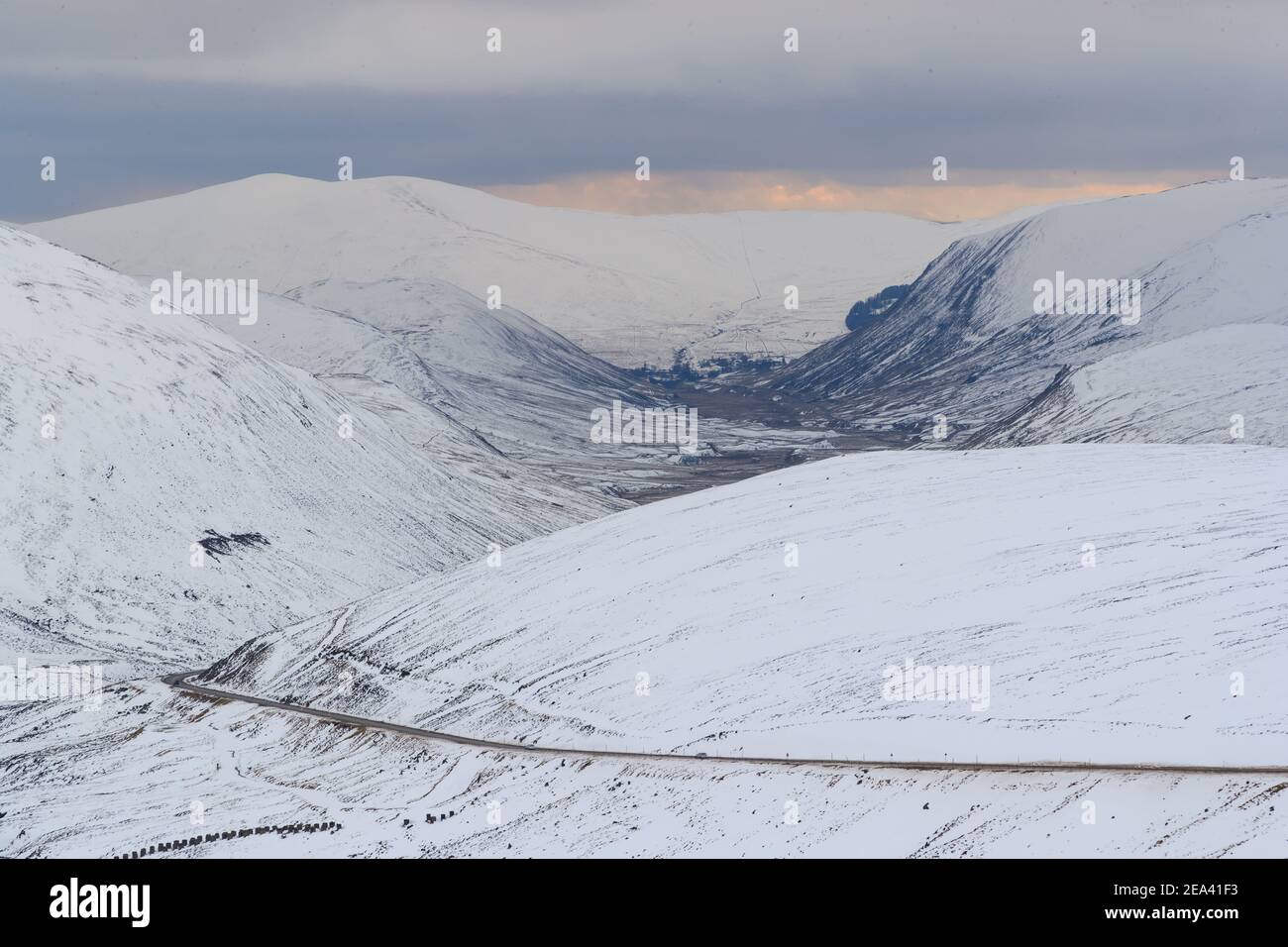 Vistas de las montañas Grampain en el centro Lecht skii en el norte de Escocia, montaña cubierta de nieve en el sol Foto de stock
