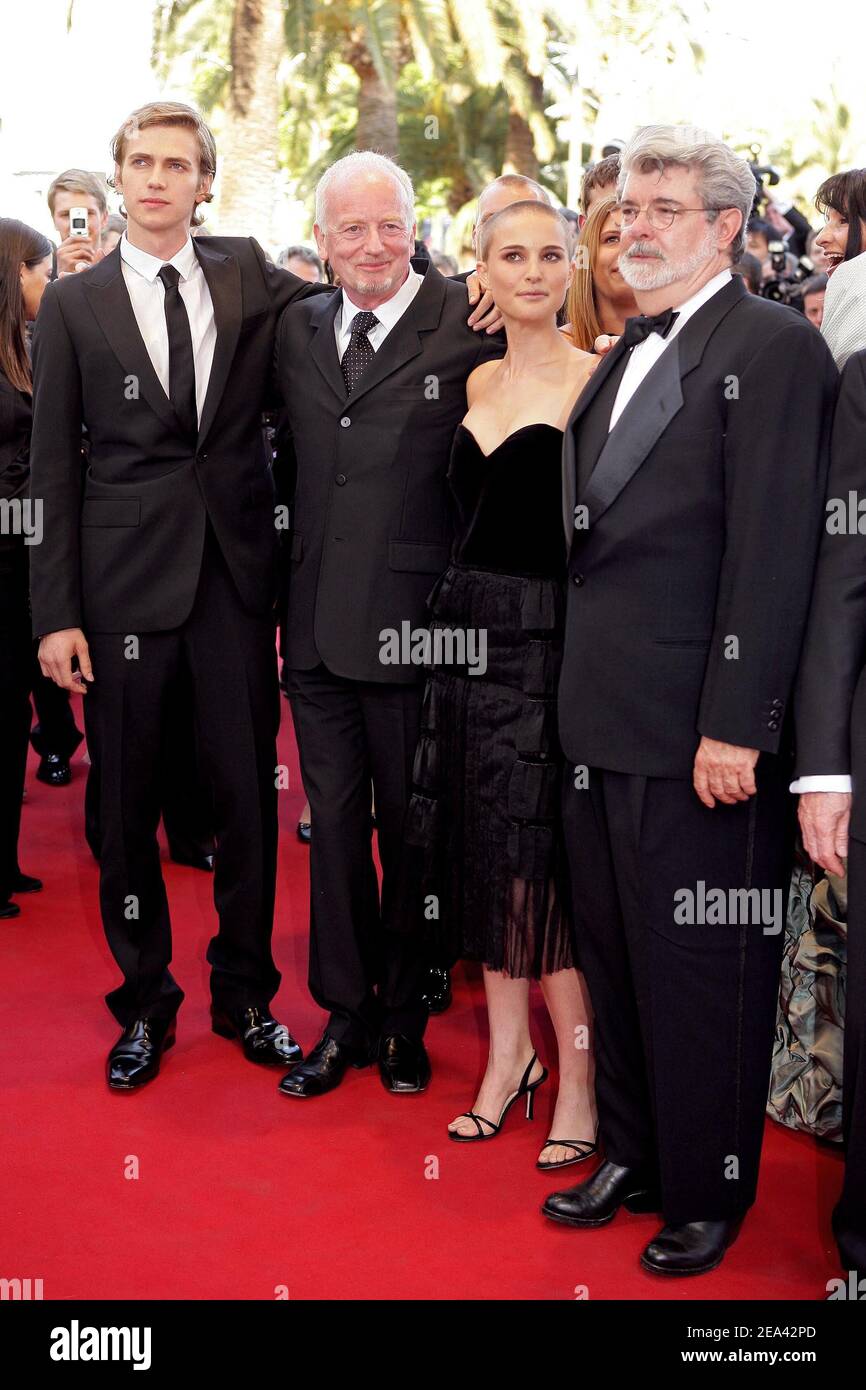 Los miembros del reparto Hayden Christensen, Natalie Portman e Ian McDiarmid con el director George Lucas llegan para la película de George Lucas 'Star Wars Episode 3 Revenge of the Sith' estreno mundial presentado fuera de competición en el 58º Festival de Cannes en Cannes, Francia el 15 de mayo de 2005. Foto de Hahn-Nebinger-Klein/ABACA Foto de stock