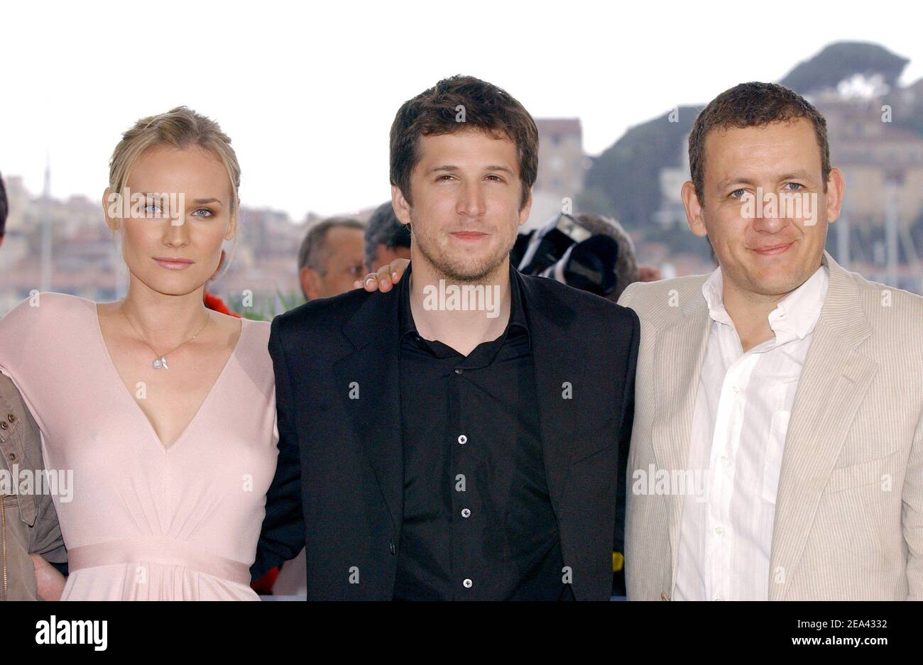 L A R La Actriz Alemana Diane Kruger Los Actores Franceses Guillaume Canet Y Dany Boon Pose Durante Una Fotollamada Para El Director Frances Christian Carion Pelicula Joyeux Noel Que Se Proyecto