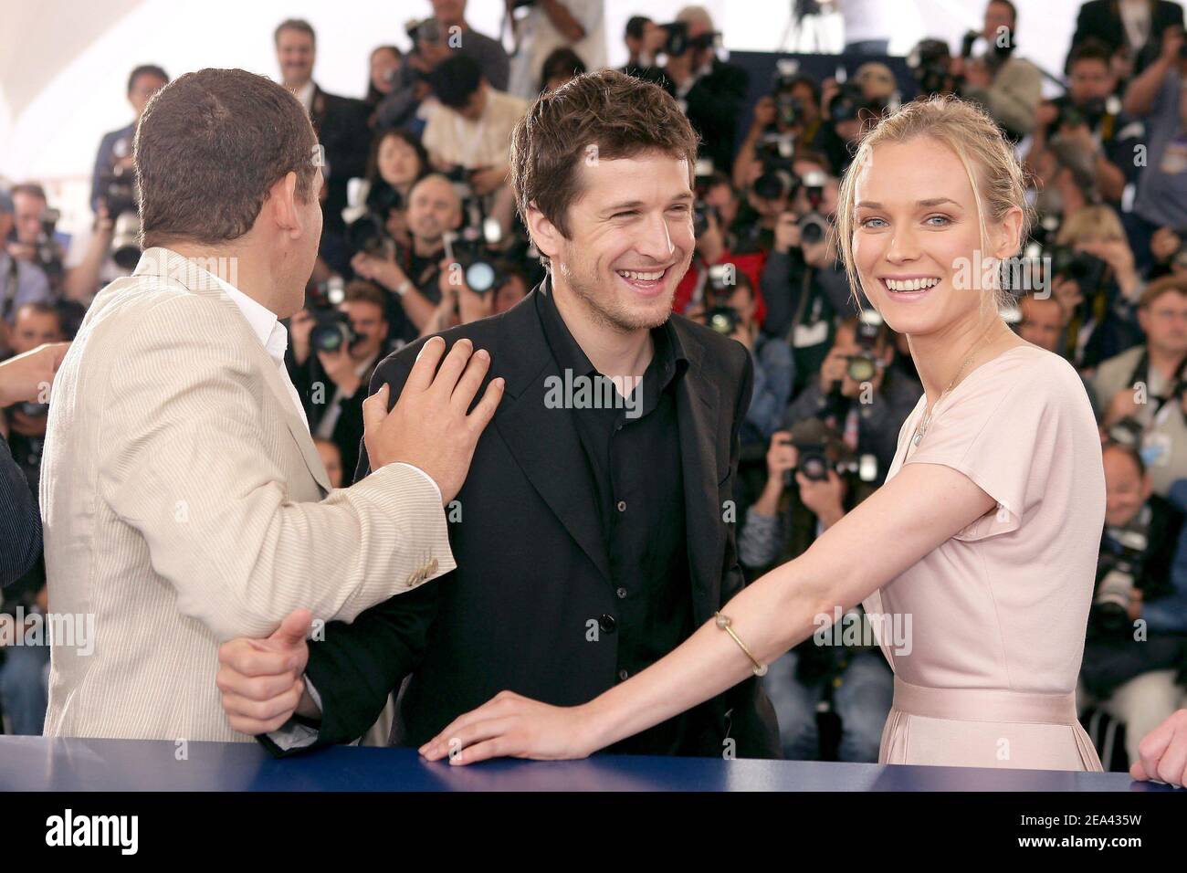 L A R Actores Franceses Dany Boon Guillaume Canet Y La Actriz Alemana Diane Kruger Posan Durante Una Fotollamada Para El Director Frances Christian Carion Pelicula Joyeux Noel Que Se Proyecto Fuera L A R Actores Franceses Dany Boon Guillaume Canet Y La Actriz Alemana Diane Kruger Posan Durante Una Fotollamada Para El Director Frances Christian Carion Pelicula Joyeux Noel Que Se Proyecto Fuera