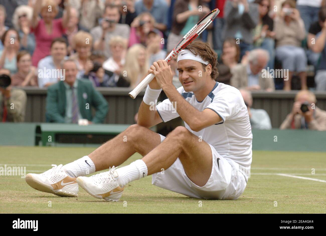 el-jugador-suizo-roger-federer-vence-al-estadounidense-andy-roddick-en-la-final-6-2-7-6-6-4-en-la-final-del-torneo-de-tenis-de-wimbledon-en-londres-reino-unido-el-3-de-julio-de-2005-foto-de-corinne-dubreuil-cameleon-abacapress-com-2ea4gk4.jpg