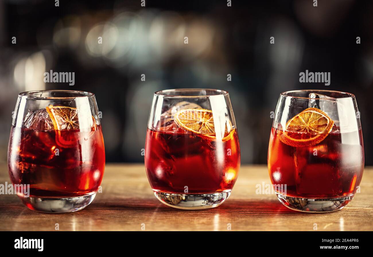Negroni cóctel clásico y Ginebra bebida corta con boca de vermuta dulce, licor amargo rojo y guarnición de naranja seca. Foto de stock