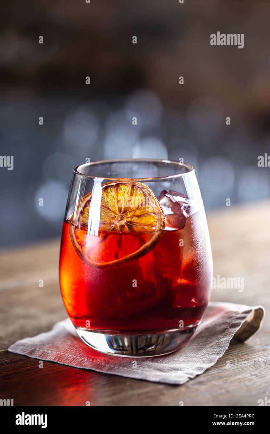 Negroni cóctel clásico Ginebra bebida corta con boca vermuta dulce, licor amargo rojo y guarnición de naranja seca Fotografía de stock - Alamy