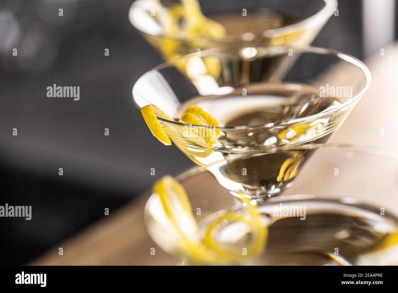 Martini seco cóctel de bebida corta con Ginebra, vermut seco y una guarnición de ralladura de limón. Foto de stock