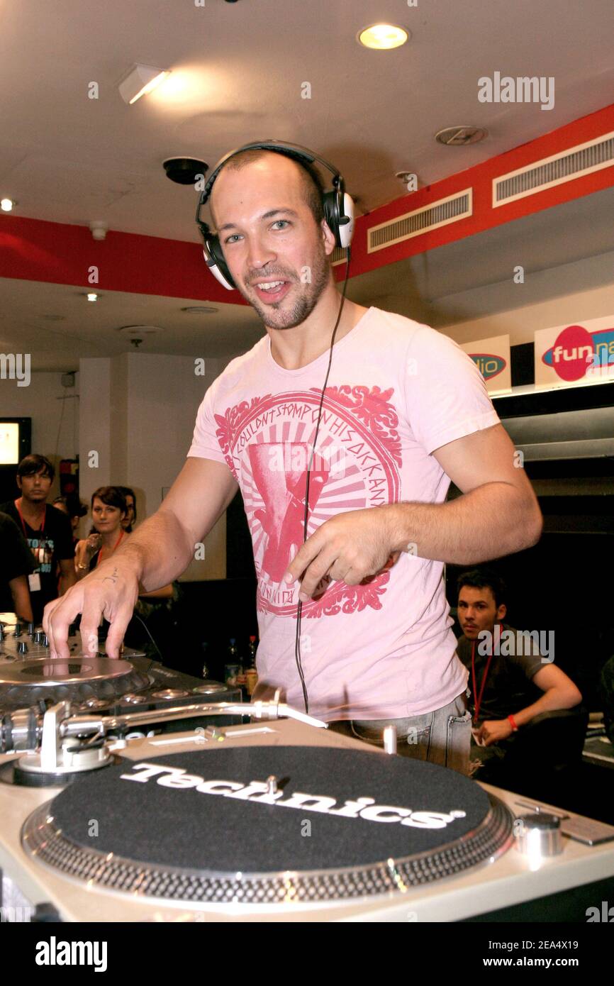 Mezcla de DJ escocés Mylo durante la fiesta de lanzamiento de la nueva  PlayStation Portable de Sony organizada por Fun Radio en la Virgen  Megastore en los Campos Elíseos en París, Francia,