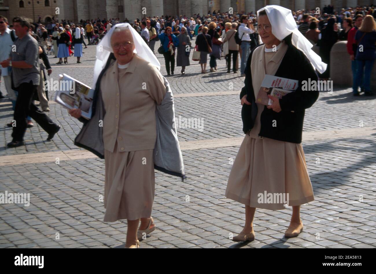 Roma Italia Vaticano San Pedro Plaza Nuns en Beatificación Foto de stock