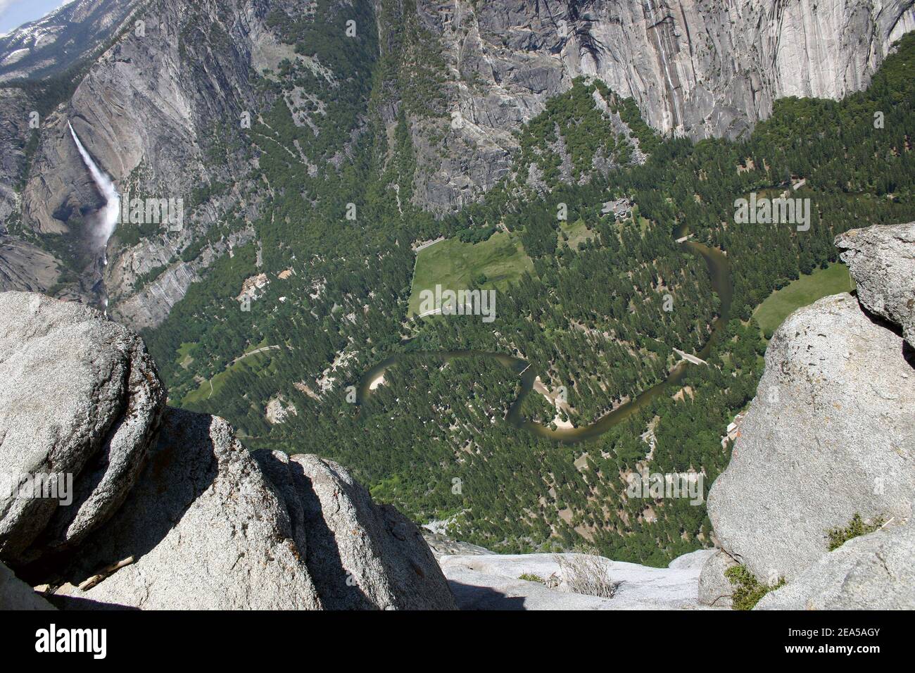 Vista de pájaro – Valle Yosemite desde Glacier Point, Parque Nacional Yosemite, California, Estados Unidos Foto de stock