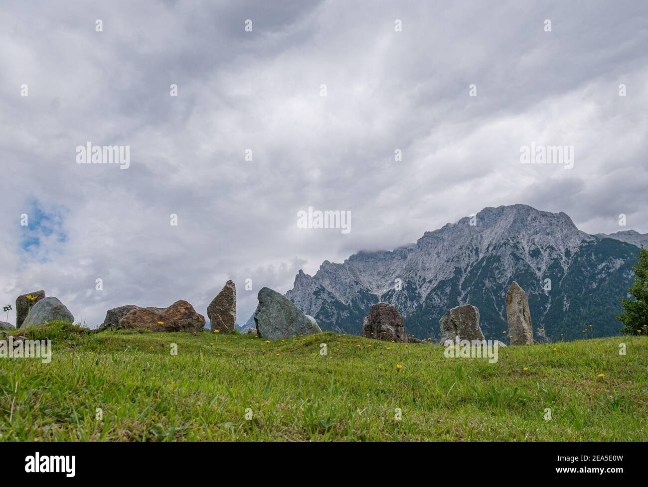 Un prado en las montañas con un jardín de rocas creado Foto de stock
