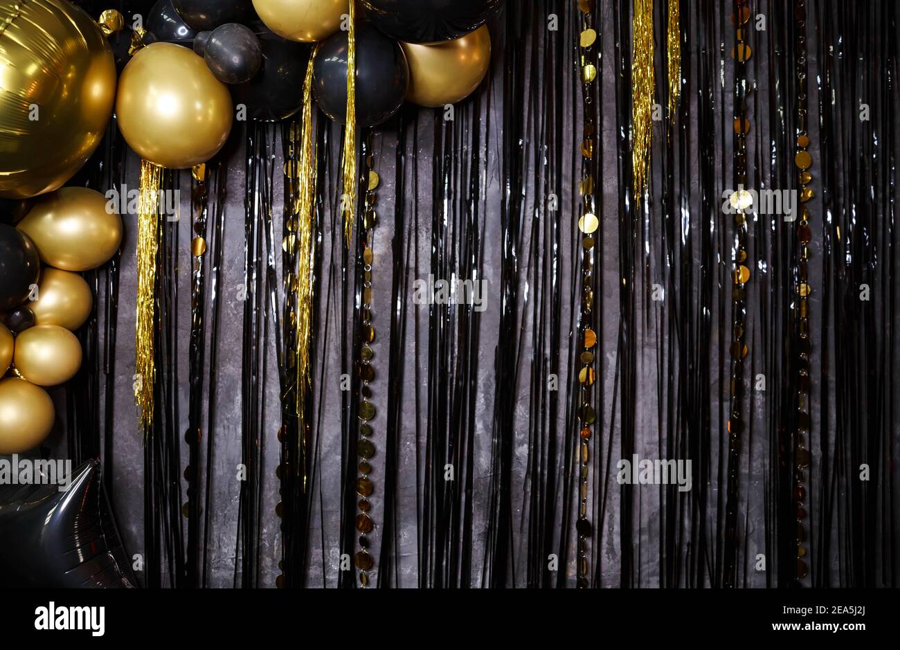 Oro brillante, globos negros. Bolas de año Nuevo, brillantes destellos  Fotografía de stock - Alamy