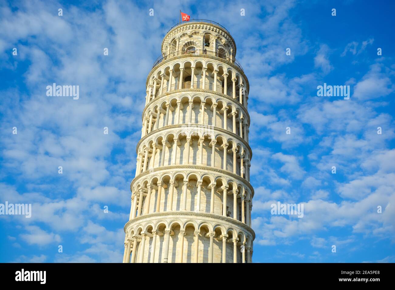 Primer plano de la parte superior de la torre inclinada De Pisa en la Piazza dei Miracoli en la Toscana Región de Italia Foto de stock
