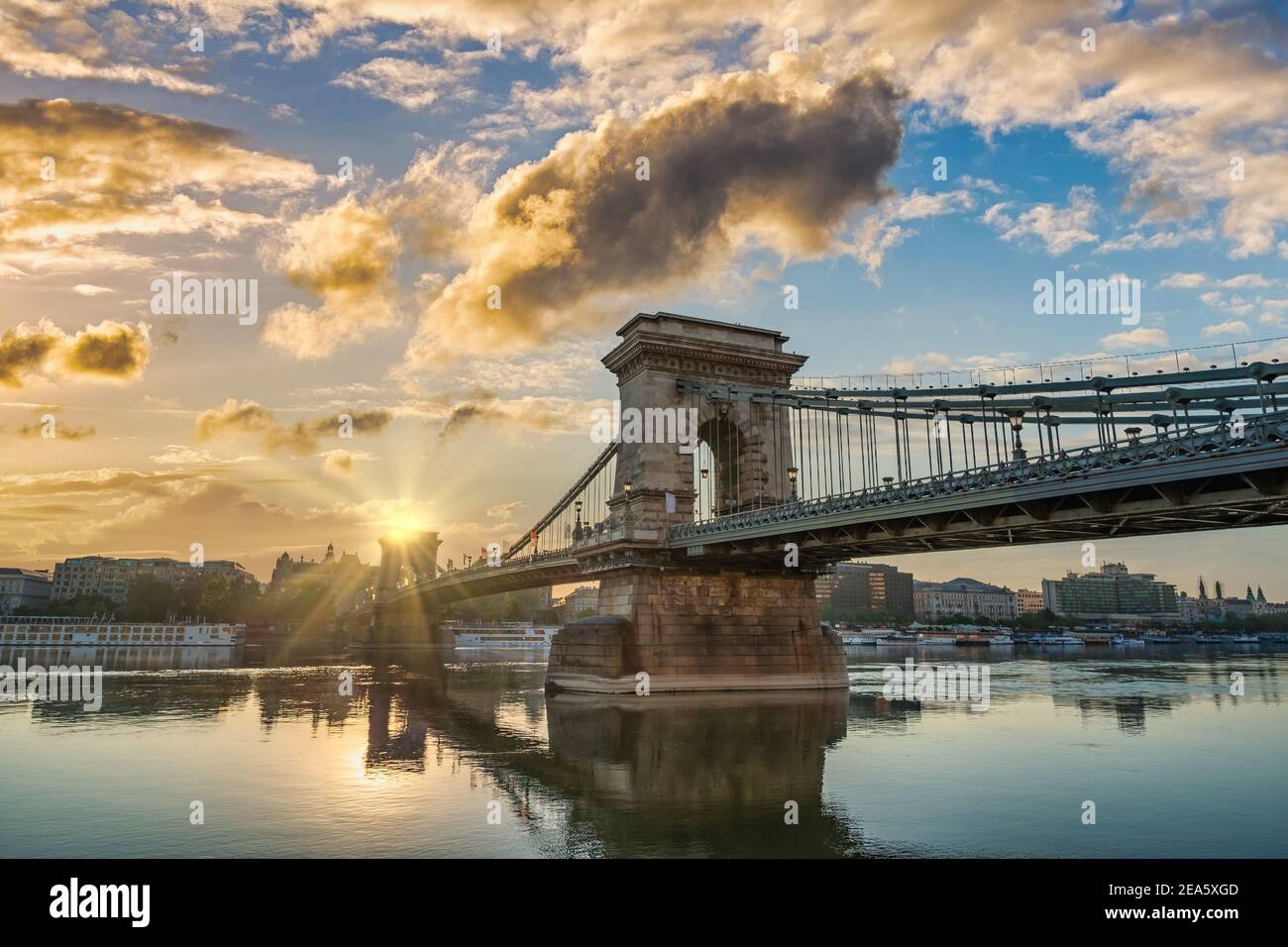 Budapest Hungría, el horizonte de la ciudad del amanecer en el río Danubio con el Puente de las cadenas y la Basílica de San Esteban Foto de stock