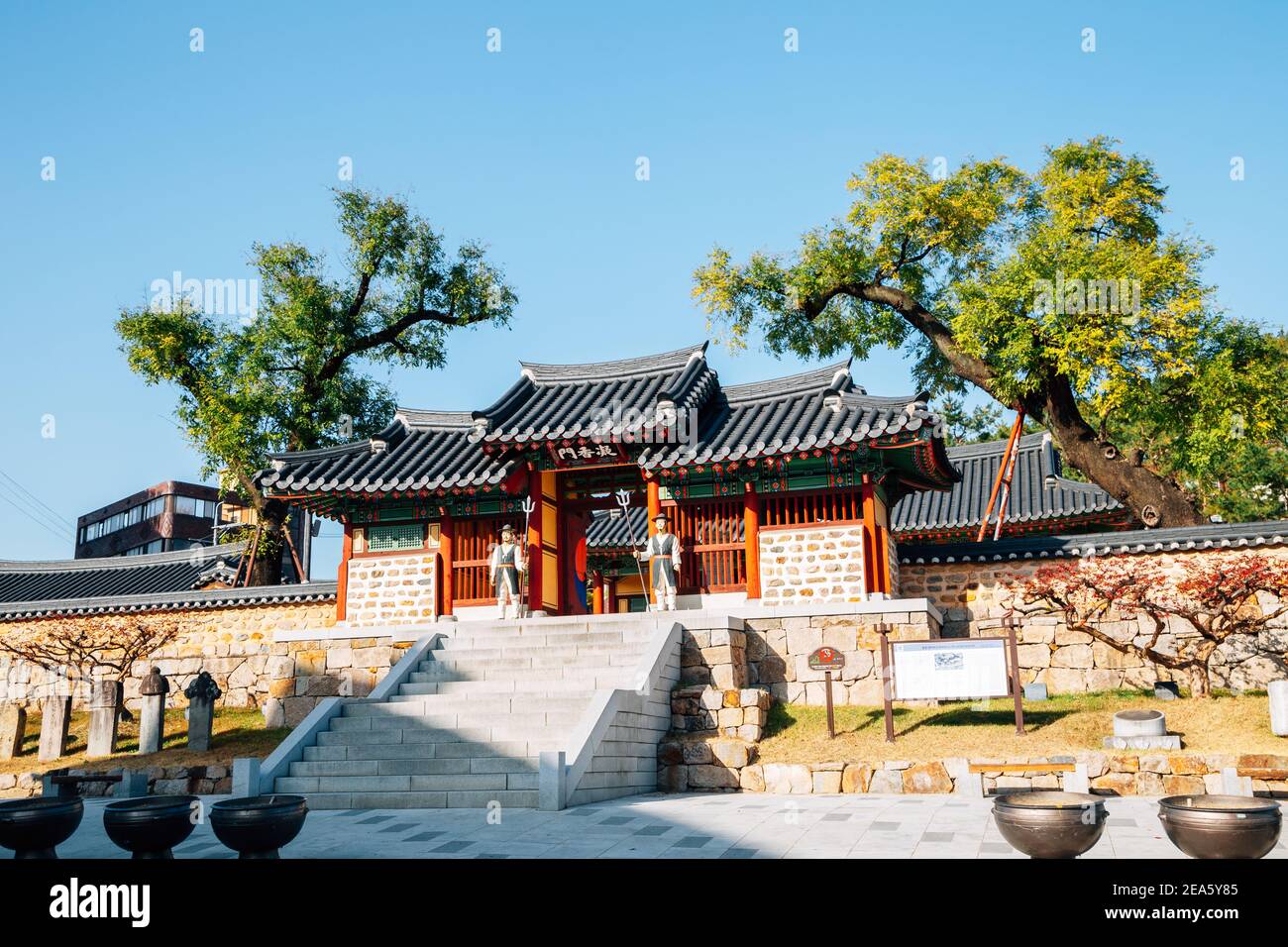 Miryang, Corea - 8 de noviembre de 2020 : Arquitectura tradicional de la oficina local de Miryang Foto de stock