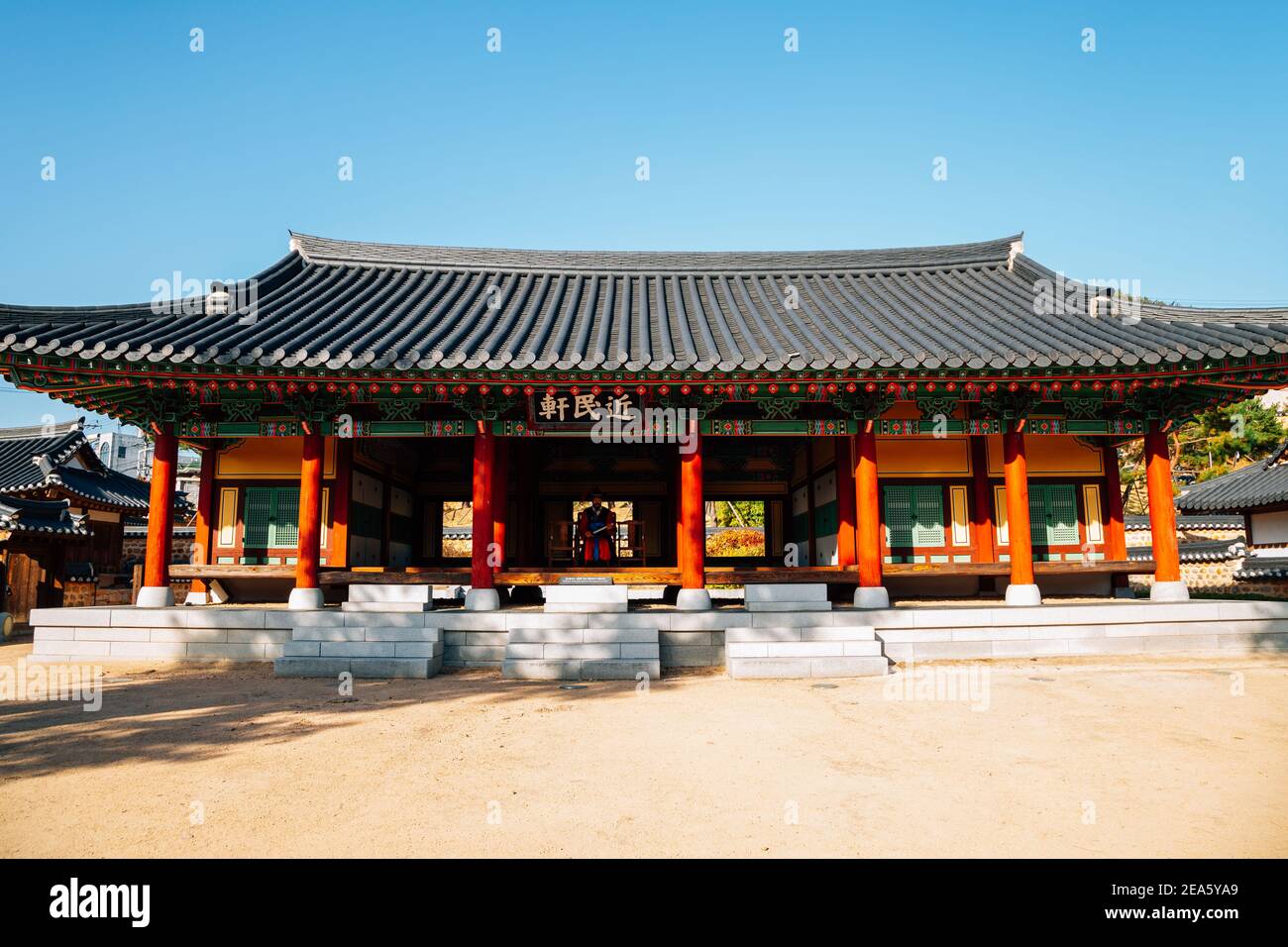 Miryang, Corea - 8 de noviembre de 2020 : Arquitectura tradicional de la oficina local de Miryang Foto de stock