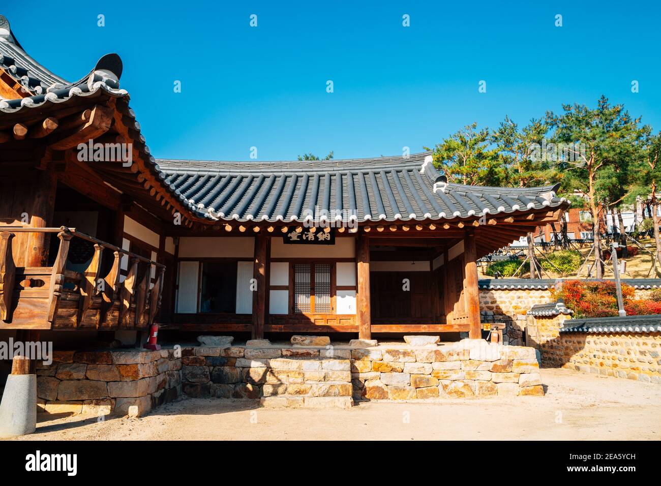 Miryang, Corea - 8 de noviembre de 2020 : Arquitectura tradicional de la oficina local de Miryang Foto de stock