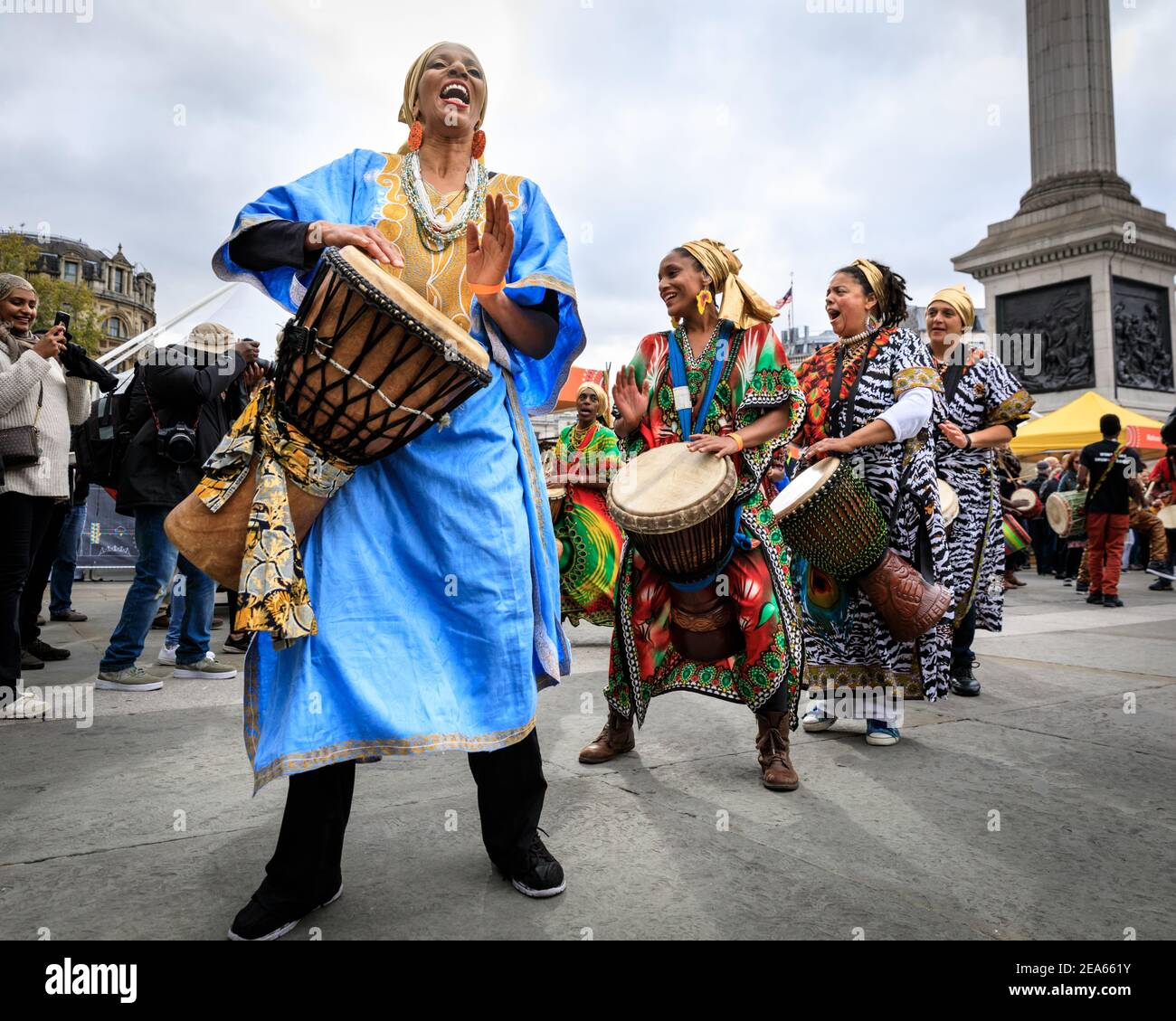 Grupo de tambores africanos y danza con coloridos trajes se presentan en  'Africa on the Square', Trafalgar Square, Londres Fotografía de stock -  Alamy