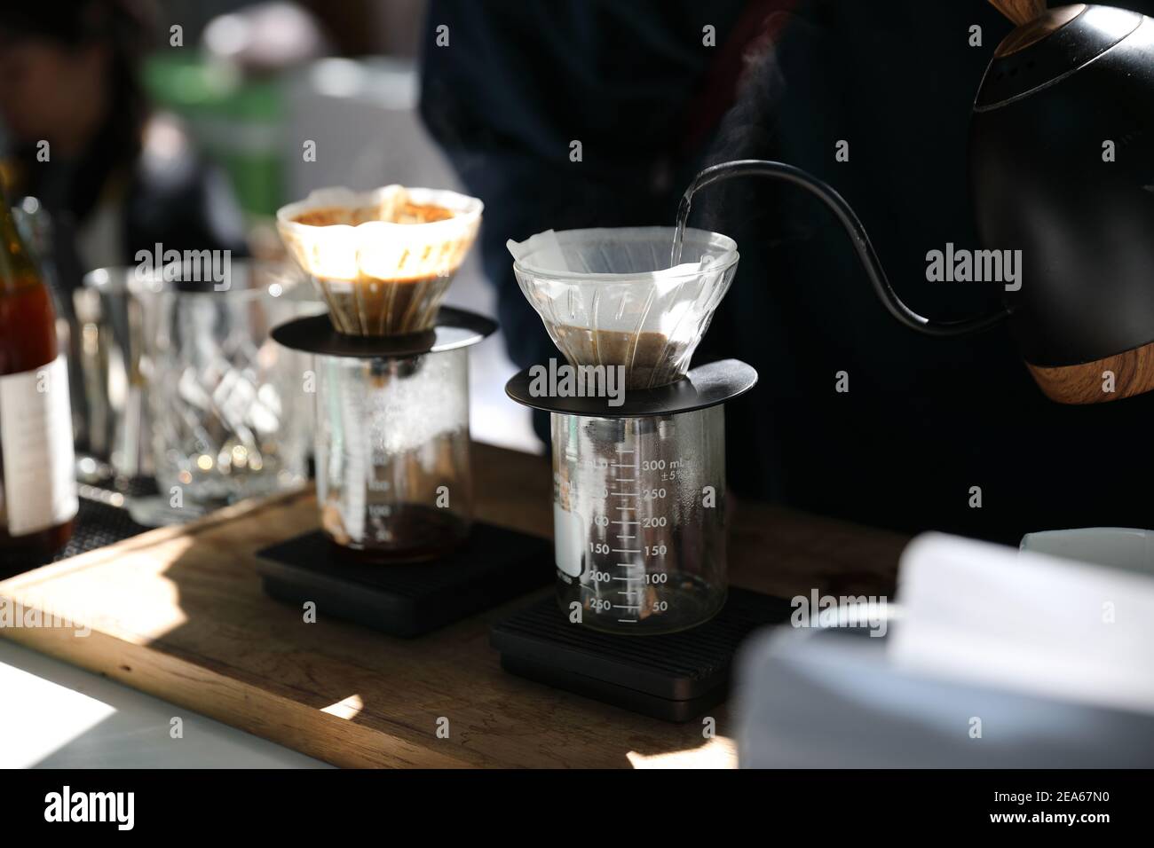 Café por goteo haciendo café expreso por goteo en estilo vintage Fotografía  de stock - Alamy