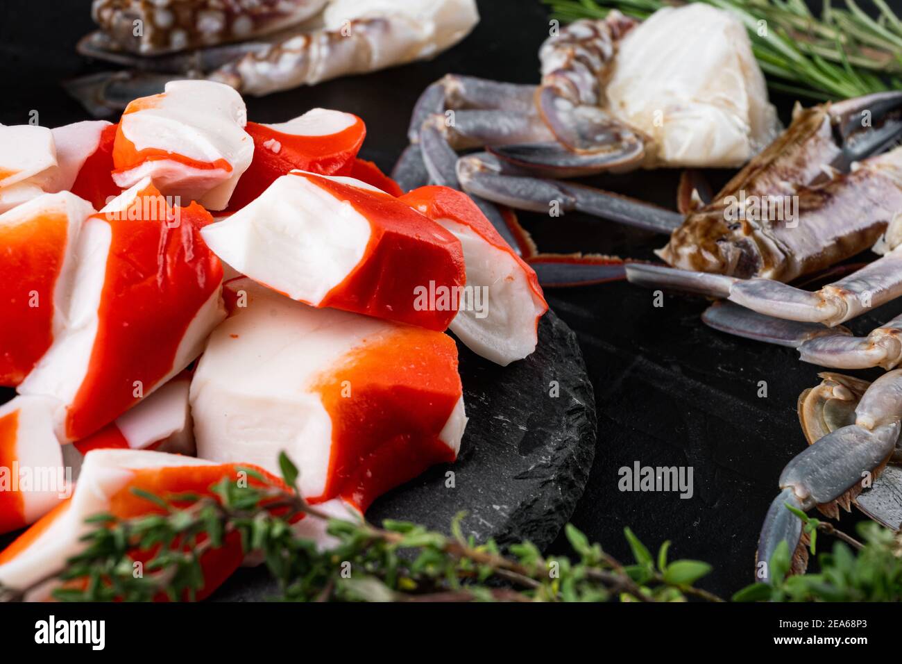 Surimi de carne de cangrejo fresco con cangrejo azul, sobre fondo negro