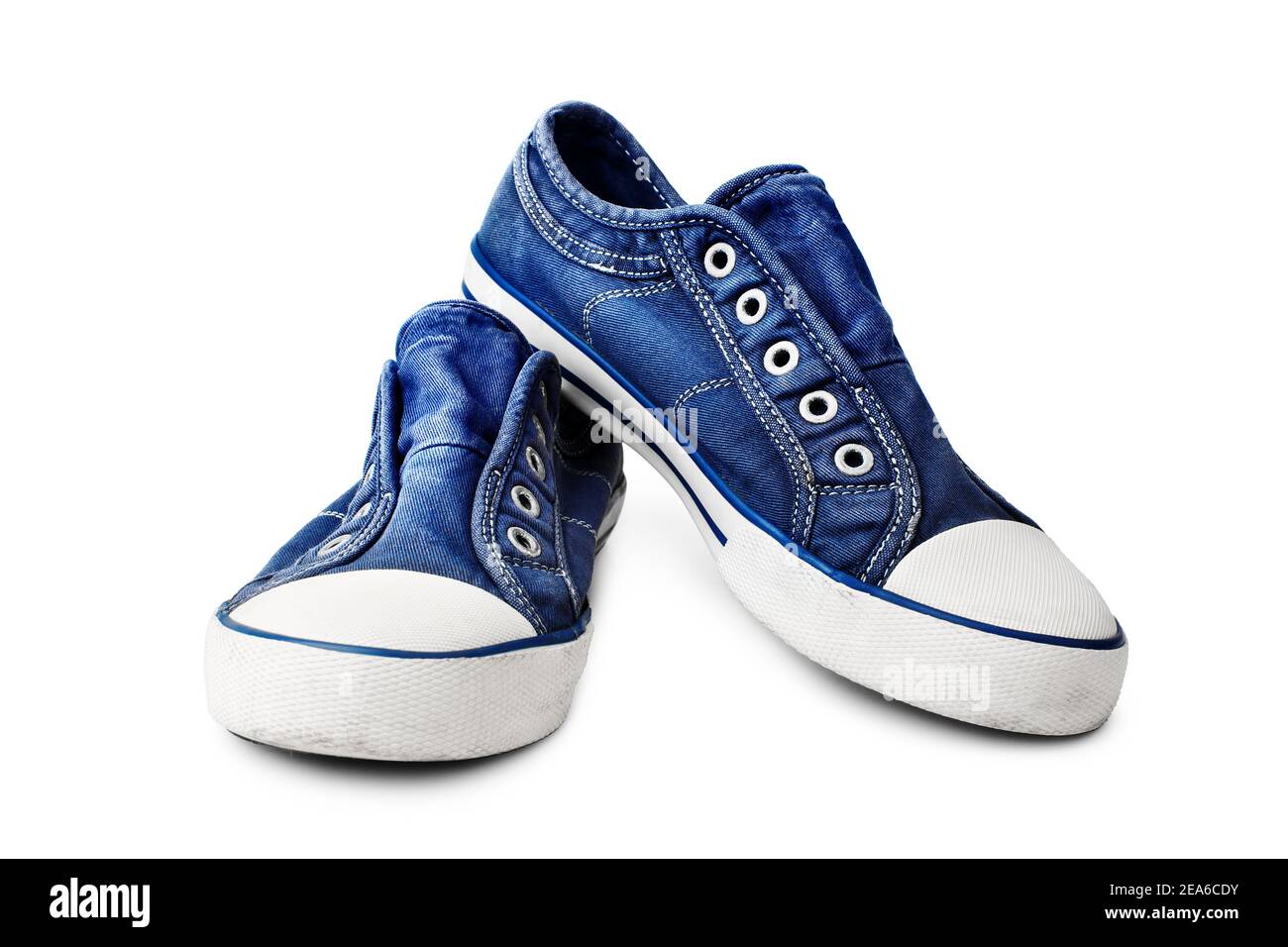 Zapatillas de lona azules sobre fondo blanco aisladas primer plano,  gumshoes de goma con estilo sin cordones, par de zapatos de denim  deportivos, botas de tela sport, calzado Fotografía de stock -