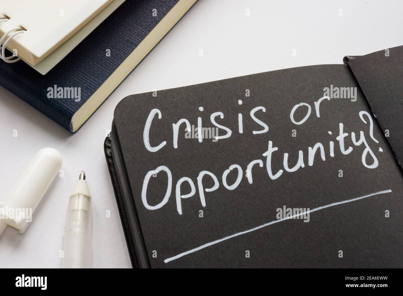 Crisis u oportunidad pregunta en la página negra. Foto de stock