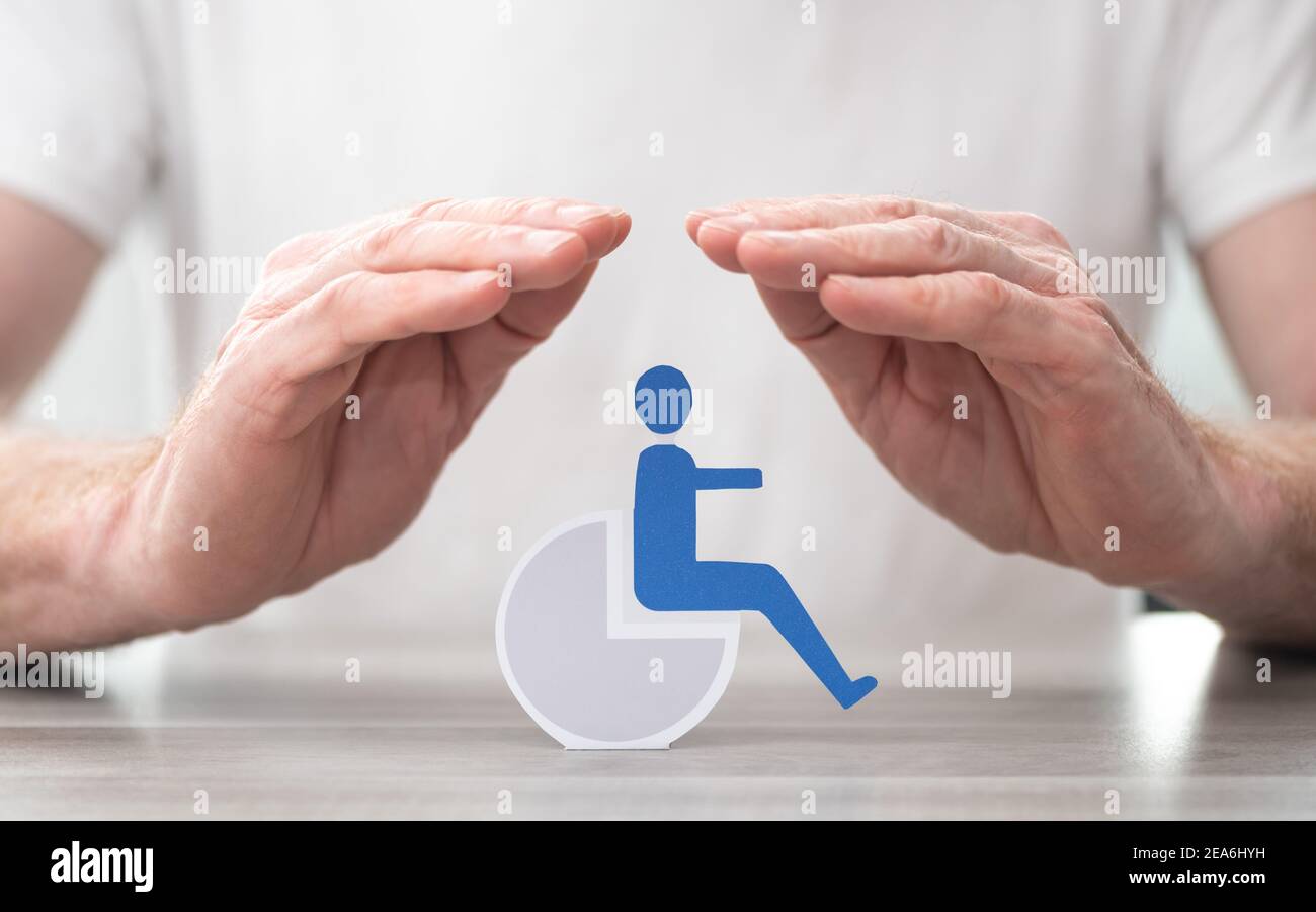 Persona con discapacidad protegida por las manos - concepto de seguro de  discapacidad Fotografía de stock - Alamy