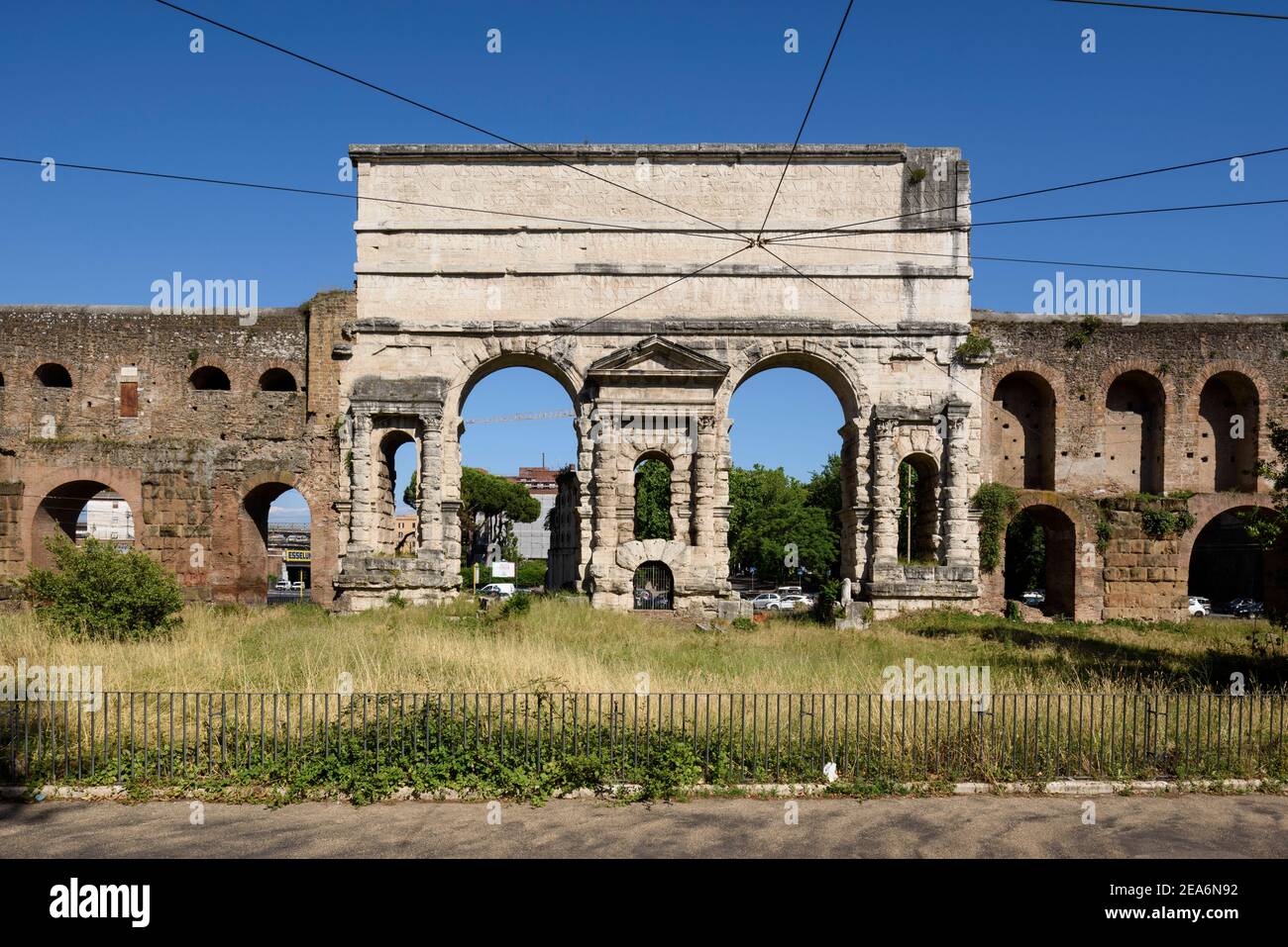 Roma. Italia. Porta Maggiore (vista interior, frente a la ciudad), construido en 52 por el emperador Claudius, es una de las puertas orientales en el siglo III Aur Foto de stock