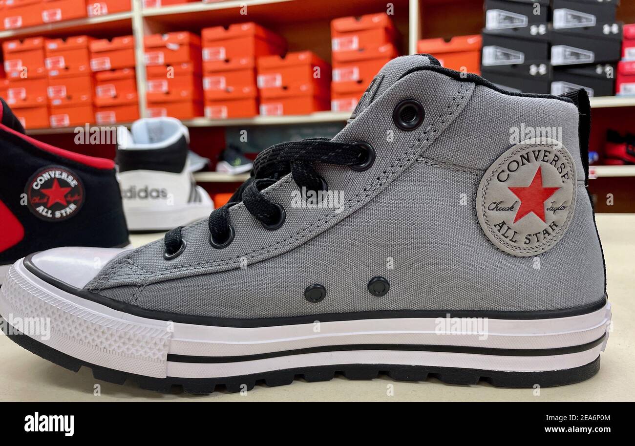 FRESNO, ESTADOS UNIDOS - Feb 05, 2021: Una foto las nuevas zapatillas Converse All Star de corte alto de color gris en la tienda Fotografía de stock - Alamy